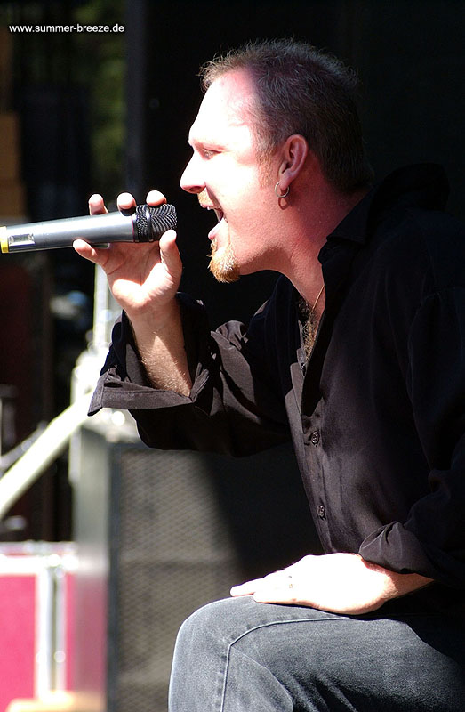 Bild eines Mitglieds der Band Defending The Faith beim Live-Auftritt.